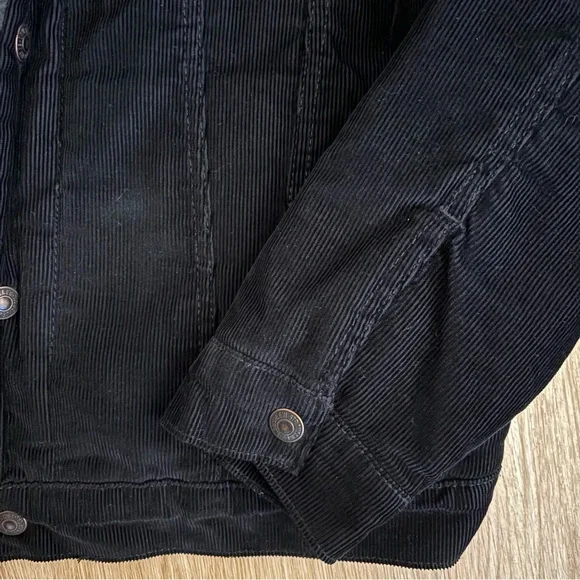 Levi’s Corduroy Sherpa Lined Trucker Jacket - Picture 2 of 4
